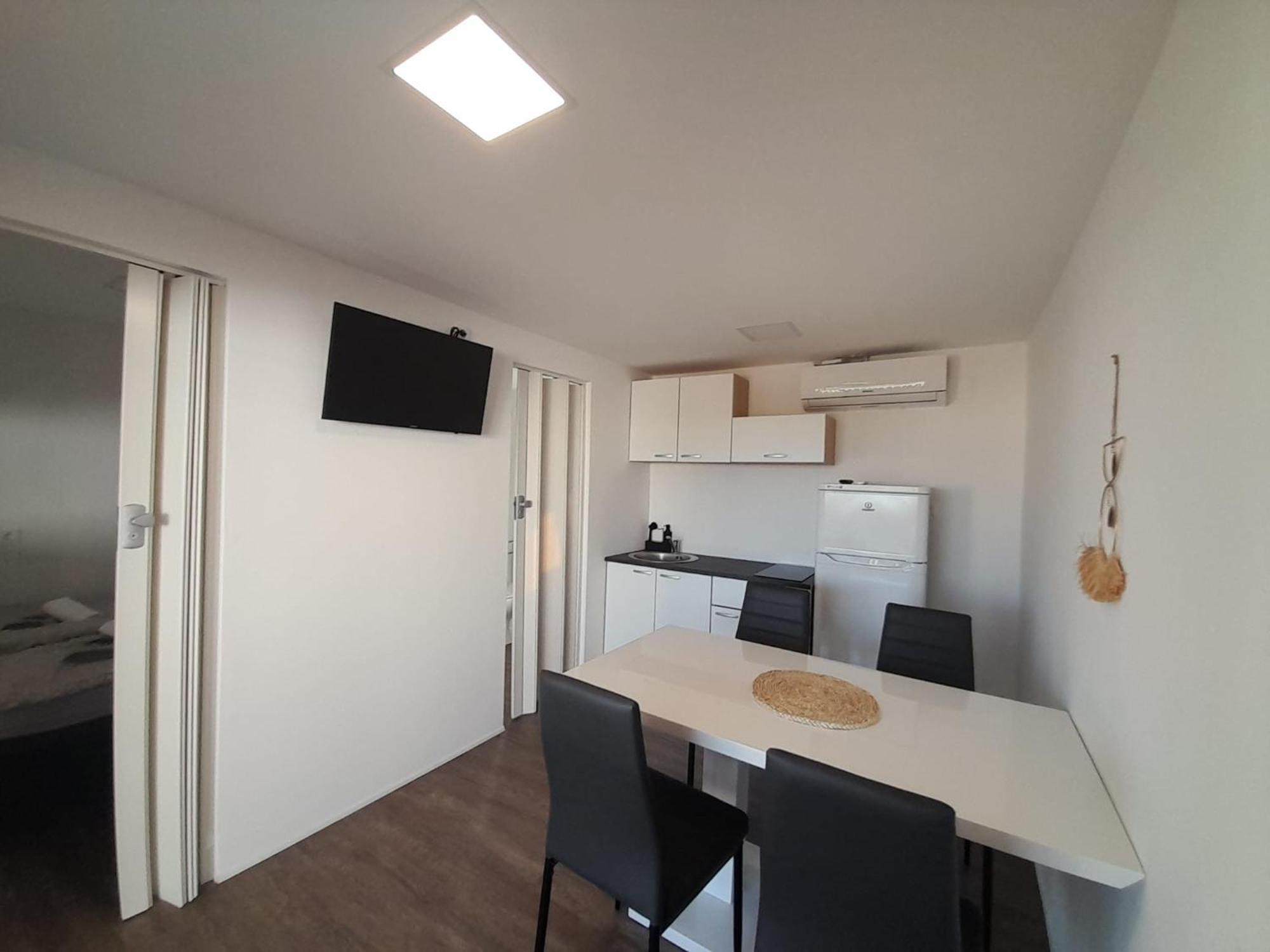 Tiny House Lily With Jacuzzi Apartment Sveti Filip i Jakov Bagian luar foto